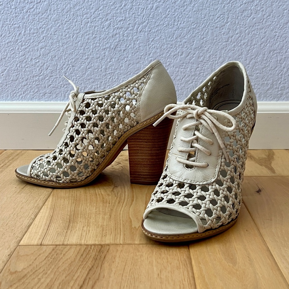 Hinge “Lea” Woven Leather Bootie